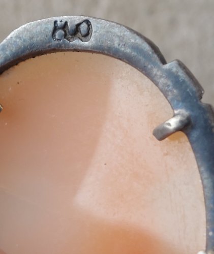 Ancien pendentif / broche camée, décor marcassite, en argent ^