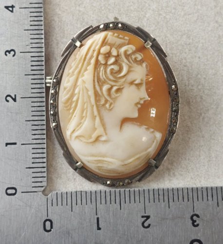Ancien pendentif  / broche camée, décor marcassite, en argent