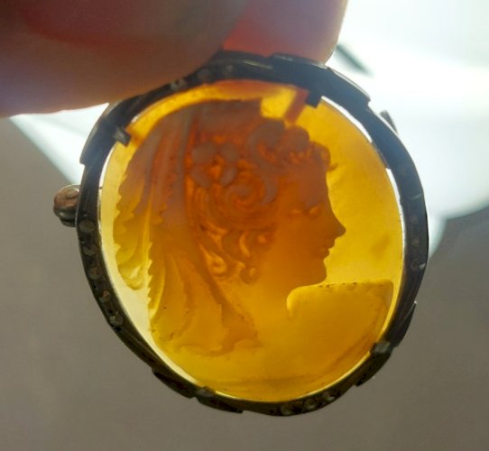 Ancien pendentif  / broche camée, décor marcassite, en argent