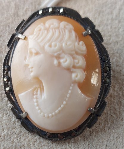 Ancien pendentif / broche camée, décor marcassite, en argent ^