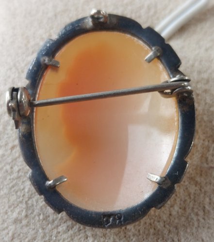Ancien pendentif / broche camée, décor marcassite, en argent ^
