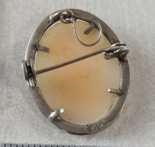 Ancien pendentif / broche camée, décor marcassite, en argent ^