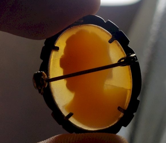 Ancien pendentif / broche camée, décor marcassite, en argent ^