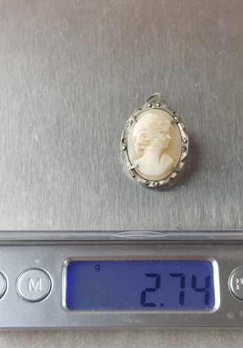 Ancien pendentif / broche camée, décor marcassite, en argent ^