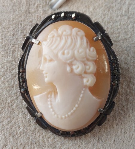 Ancien pendentif / broche camée, décor marcassite, en argent ^