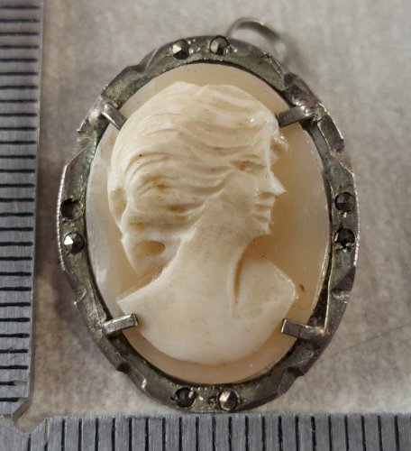 Ancien pendentif / broche camée, décor marcassite, en argent ^