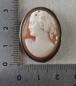 Antique cameo pendant / brooch, in silver