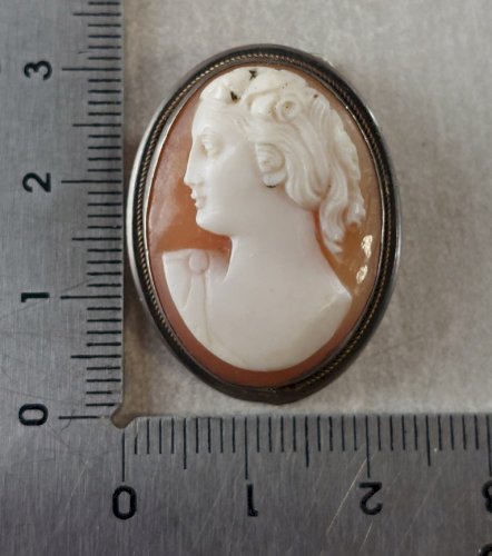Ancien pendentif / broche camée, en argent ^