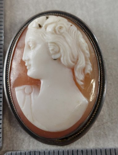 Ancien pendentif / broche camée, en argent ^