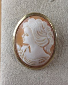 Ancien pendentif / broche camée, en métal doré