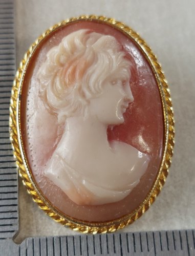 Ancien pendentif / broche camée, en métal doré ^