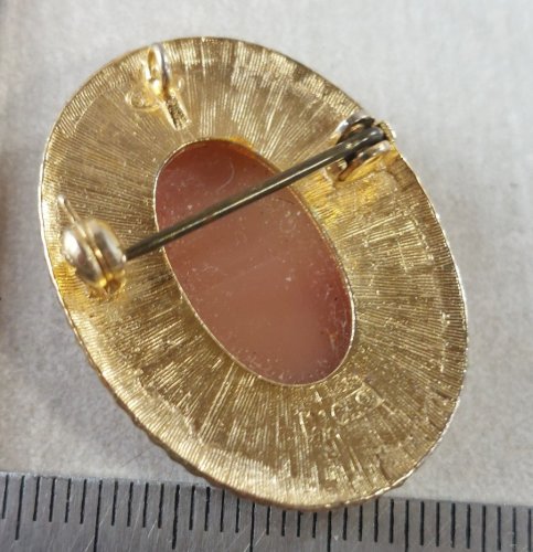 Ancien pendentif / broche camée, en métal doré ^