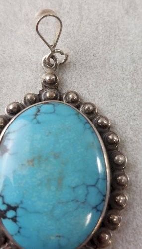 Ancien pendentif, cabochon turquoise et argent massif