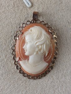 Antique cameo pendant, in silver-plated metal