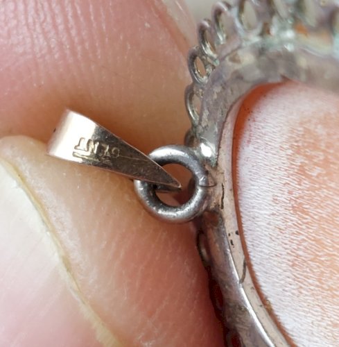 Ancien pendentif camée, en métal argenté