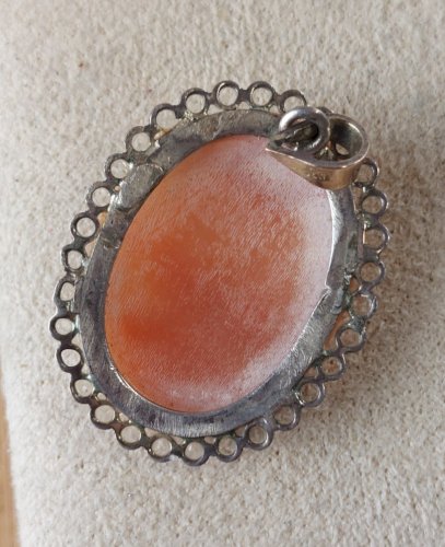 Ancien pendentif camée, en métal argenté