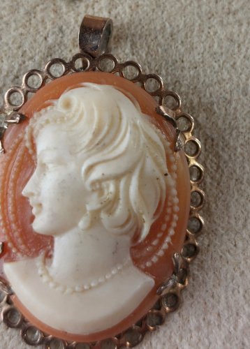 Ancien pendentif camée, en métal argenté