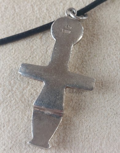 Ancien pendentif + collier, décor croix / idole Pomos, en argent massif