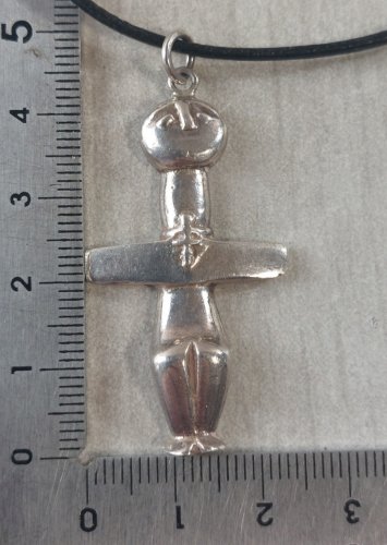 Ancien pendentif + collier, décor croix / idole Pomos, en argent massif