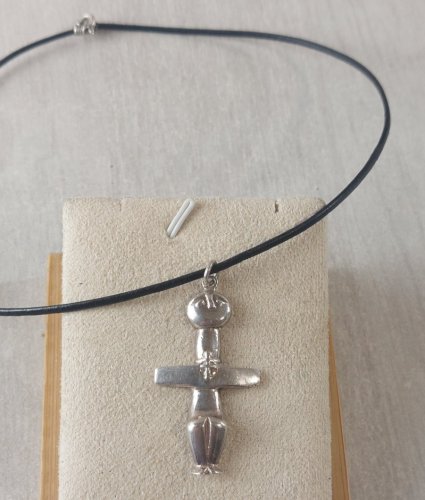 Ancien pendentif + collier, décor croix / idole Pomos, en argent massif