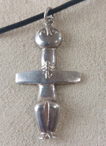 Ancien pendentif + collier, décor croix / idole Pomos, en argent massif