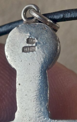 Ancien pendentif + collier, décor croix / idole Pomos, en argent massif