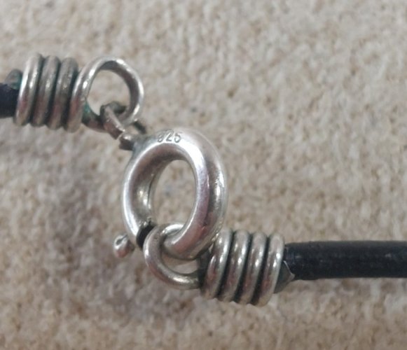 Ancien pendentif + collier, décor croix / idole Pomos, en argent massif