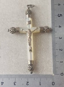 Ancient pendant / cross / crucifix, in mother-of-pearl and silver