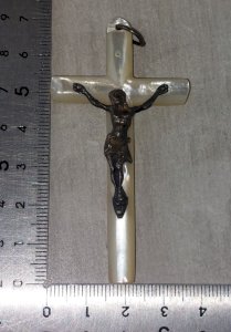 Ancien pendentif / croix / crucifix, en nacre et argent ^