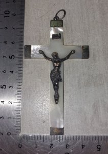 Ancien pendentif / croix / crucifix, en nacre et argent