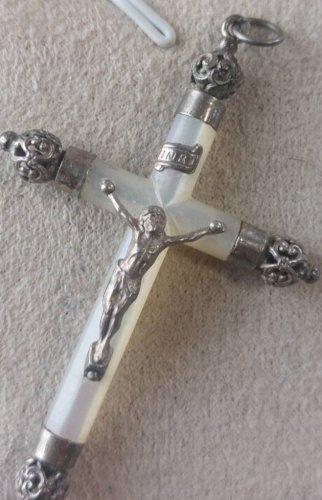 Ancien pendentif / croix / crucifix, en nacre et argent ^