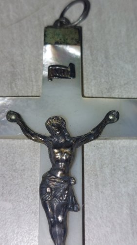 Ancien pendentif / croix / crucifix, en nacre et argent
