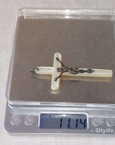 Ancien pendentif / croix / crucifix, en nacre et argent ^