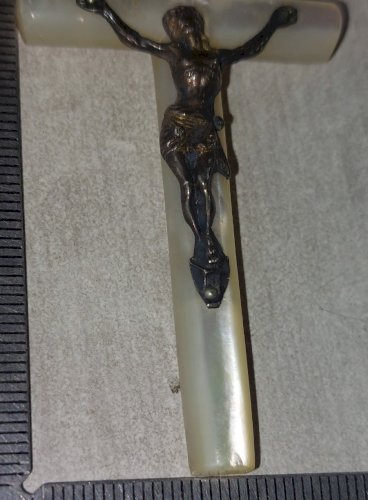 Ancien pendentif / croix / crucifix, en nacre et argent ^
