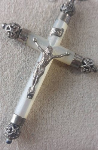 Ancien pendentif / croix / crucifix, en nacre et argent ^
