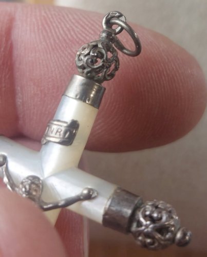 Ancien pendentif / croix / crucifix, en nacre et argent ^