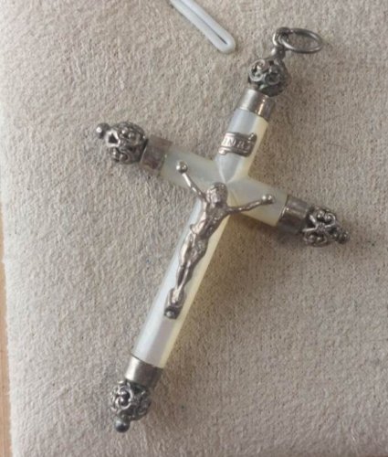 Ancien pendentif / croix / crucifix, en nacre et argent ^