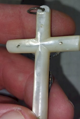 Ancien pendentif / croix / crucifix, en nacre et argent ^