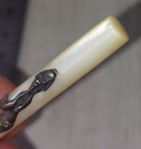 Ancien pendentif / croix / crucifix, en nacre et argent ^