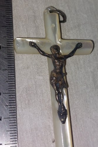 Ancien pendentif / croix / crucifix, en nacre et argent ^
