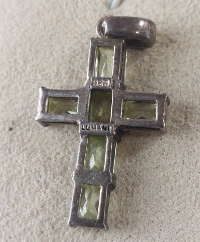 Ancien pendentif, croix religieuse péridot, en argent massif