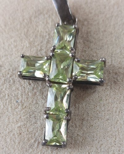 Ancien pendentif, croix religieuse péridot, en argent massif