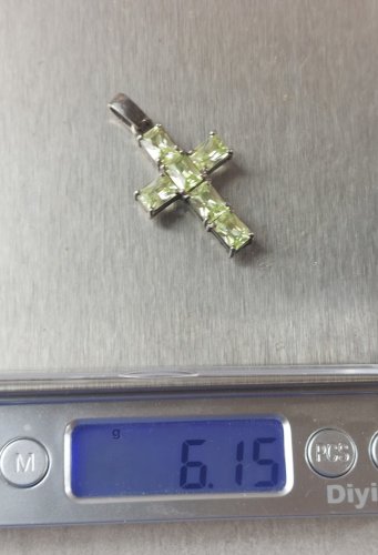 Ancien pendentif, croix religieuse péridot, en argent massif