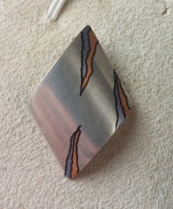 Ancien pendentif, décor brutaliste, en argent massif ^