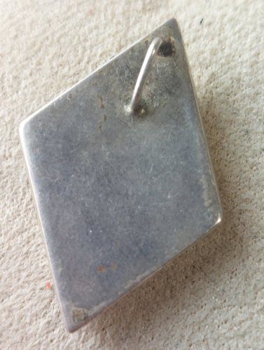 Ancien pendentif, décor brutaliste, en argent massif ^