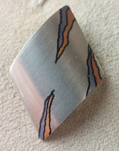 Ancien pendentif, décor brutaliste, en argent massif ^