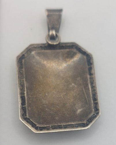 Ancien pendentif, décor perle de corail, en argent ^