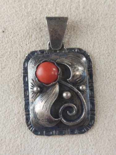 Ancien pendentif, décor perle de corail, en argent