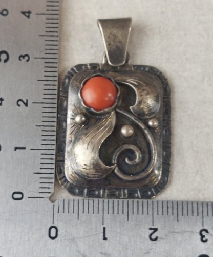 Ancien pendentif, décor perle de corail, en argent