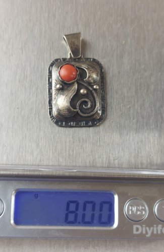 Ancien pendentif, décor perle de corail, en argent